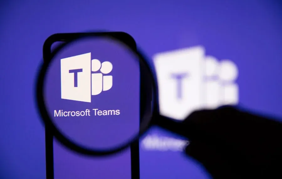 如何通过 Microsoft Teams 官网同时下载电脑版与移动版？
